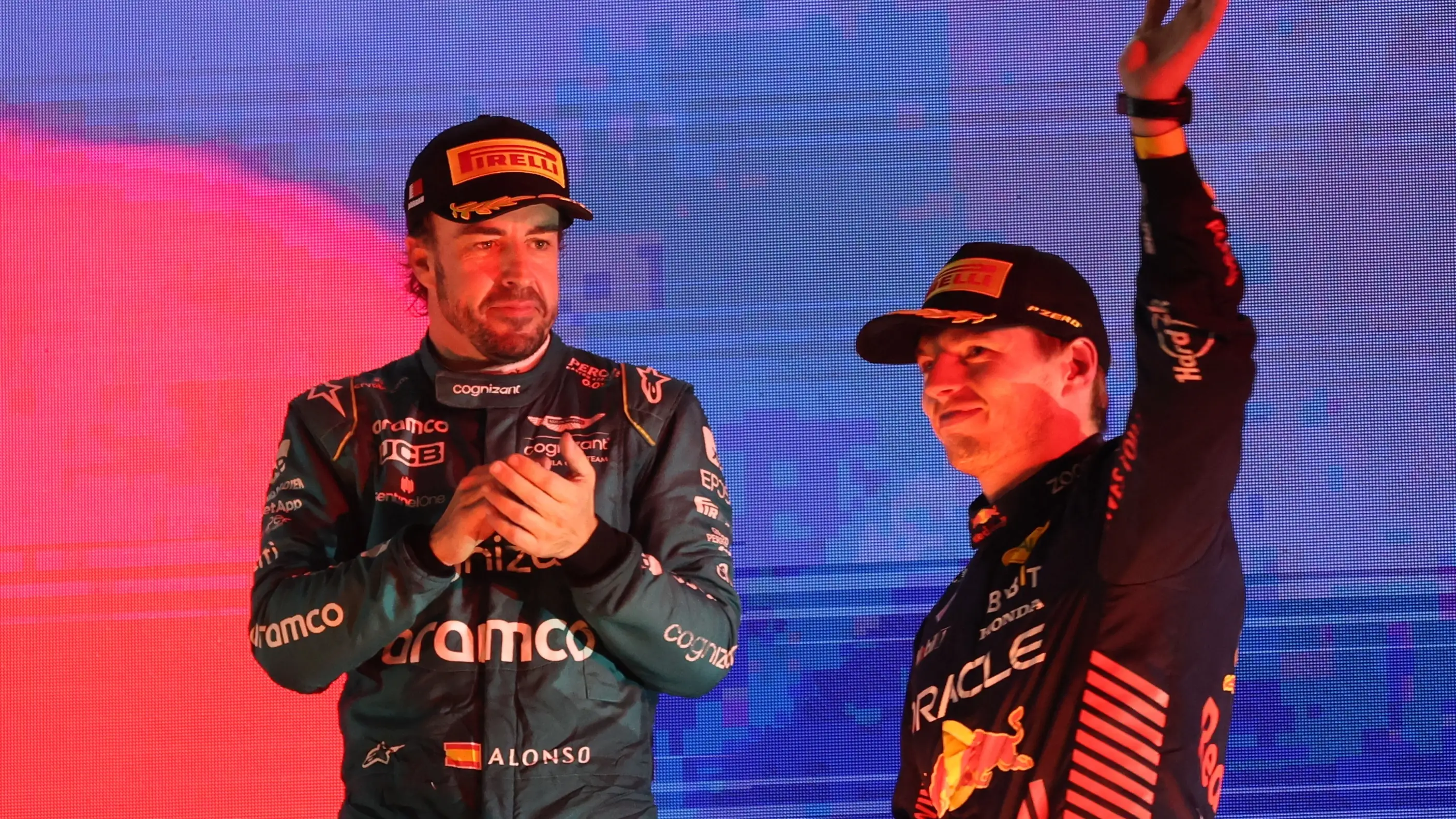 Fernando Alonso y Max Verstappen, en el podio del GP de Bahréin Fernando Alonso y Max Verstappen, en el podio del GP de Bahréin