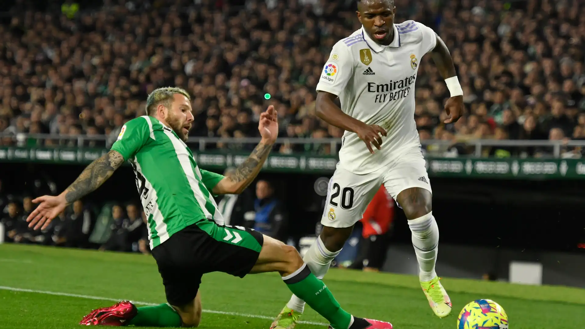 Vinícius intenta irse de Ruibal en el Villamarín Vinícius intenta irse de Ruibal en el Villamarín