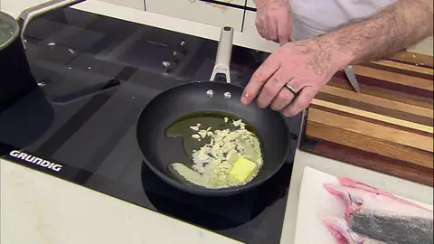 Pela los dientes de ajo en daditos e incorpóralos Pela los dientes de ajo en daditos e incorpóralos