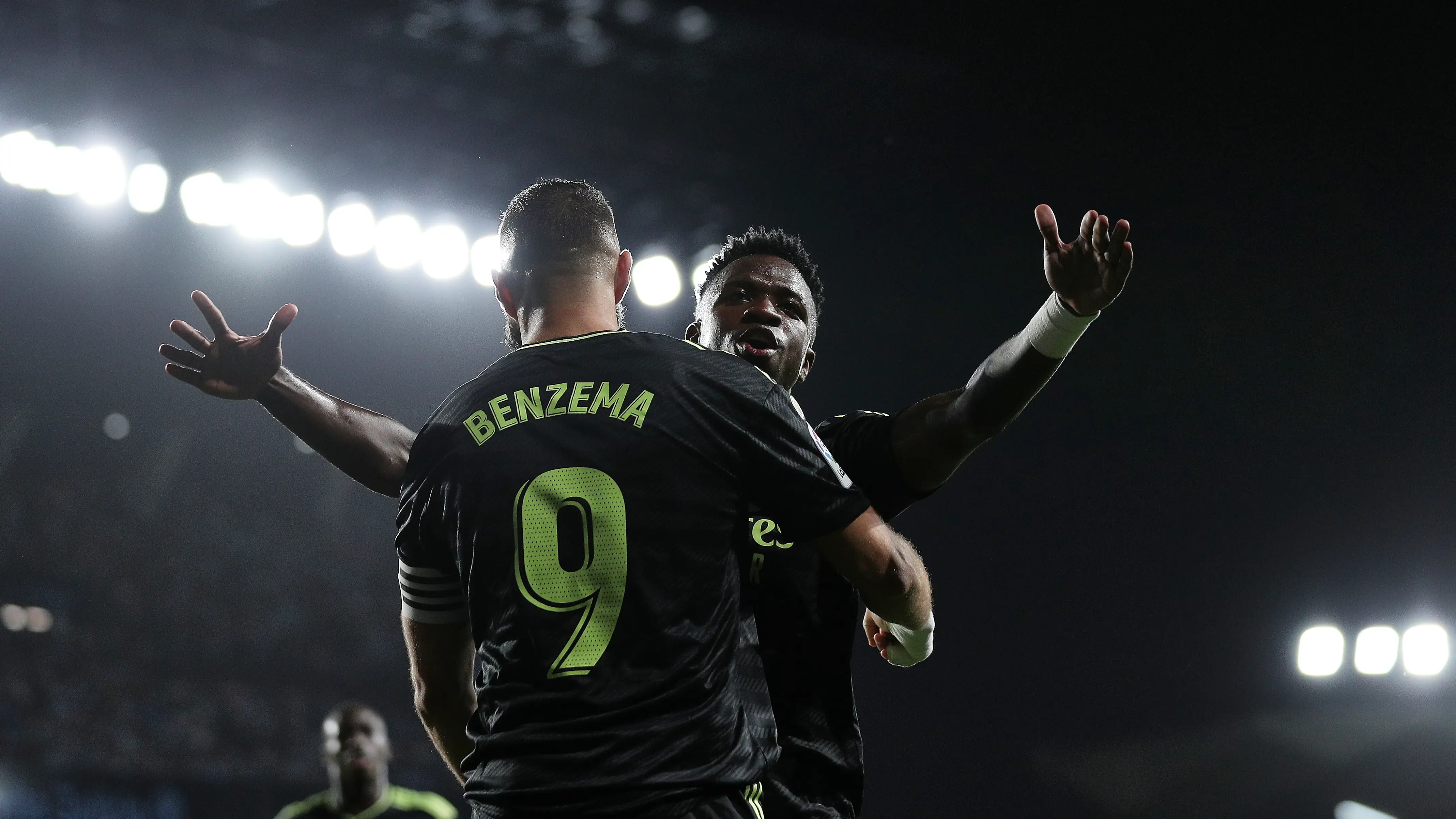 Benzema y Vinícius se abrazan en Balaídos Benzema y Vinícius se abrazan en Balaídos