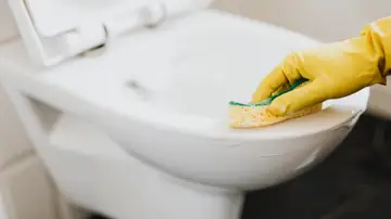 Persona limpiando un inodoro
