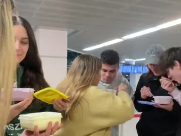 El grupo de Erasmus tuvo que comer en poco tiempo 10 kilos para facturar El grupo de Erasmus tuvo que comer en poco tiempo 10 kilos para facturar