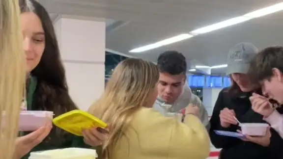 El grupo de Erasmus tuvo que comer en poco tiempo 10 kilos para facturar