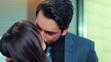 ¡Reconciliación!: Alihan sorprende a Zeynep con un bonito detalle en la oficina