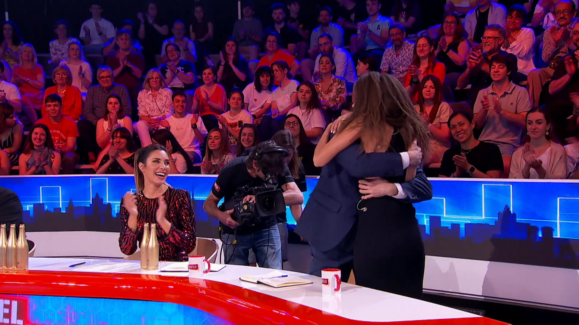 El abrazo de Ana Guerra que deja sin palabras a Santiago Segura El abrazo de Ana Guerra que deja sin palabras a Santiago Segura