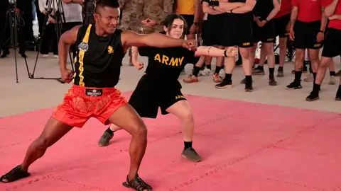 Sombat Banchamek enseñando su arte marcial a una soldado