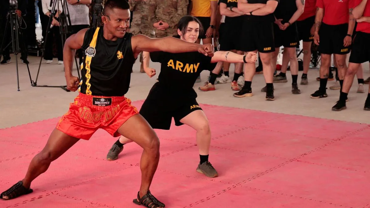 Marines estadounidenses aprenden Muay Thai Sombat Banchamek enseñando su arte marcial a una soldado