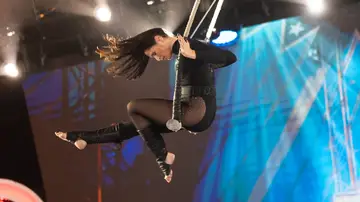 Rosa López toca el cielo con un increíble show de acrobacias