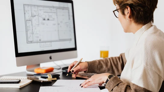 Imagen de una mujer trabajando Imagen de una mujer trabajando