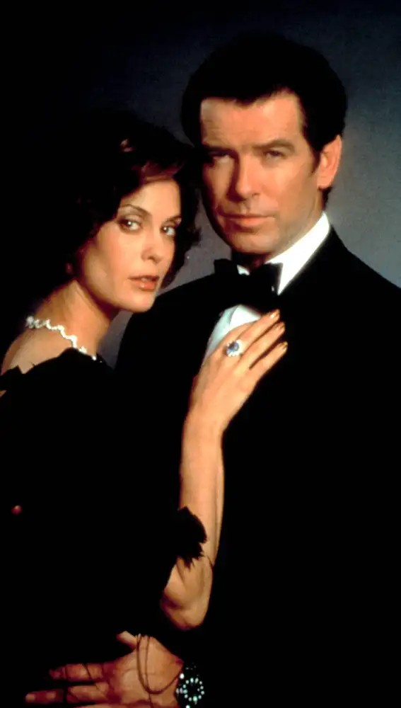 Teri Hatcher y Pierce Brosnan como James Bond en 'El mañana nunca muere'