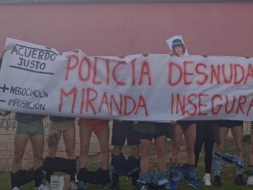 Policías de Miranda de Ebro protestan en calzoncillos durante una visita de la ministra de Transportes