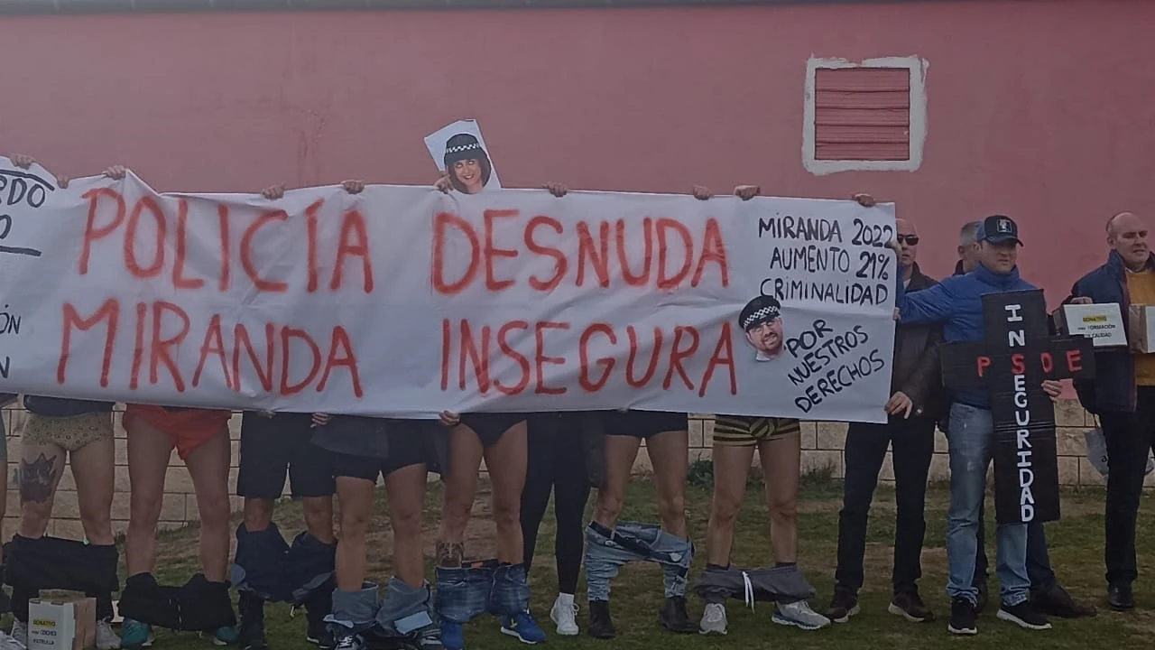 Polic&iacute;as de Miranda de Ebro protestan en calzoncillos durante una visita de la ministra de Transportes