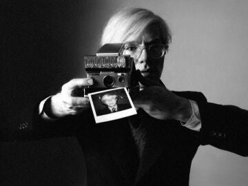 Andy Warhol con una cámara Polaroid