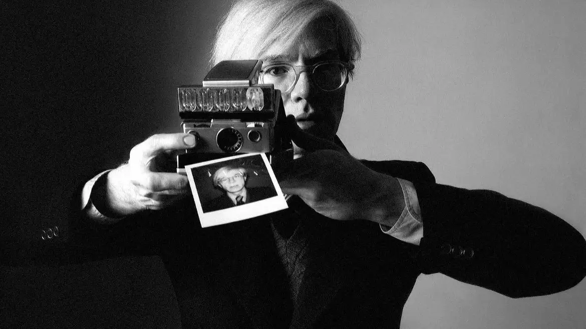 Andy Warhol con una cámara Polaroid Andy Warhol con una cámara Polaroid