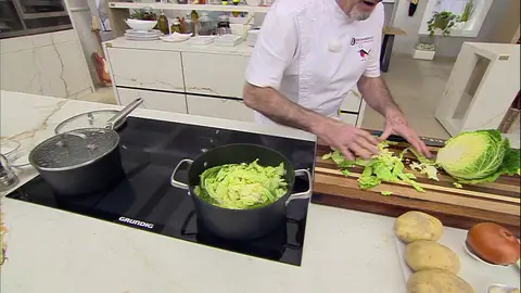 Pica la berza en dados y agrégala a la cazuela Pica la berza en dados y agrégala a la cazuela