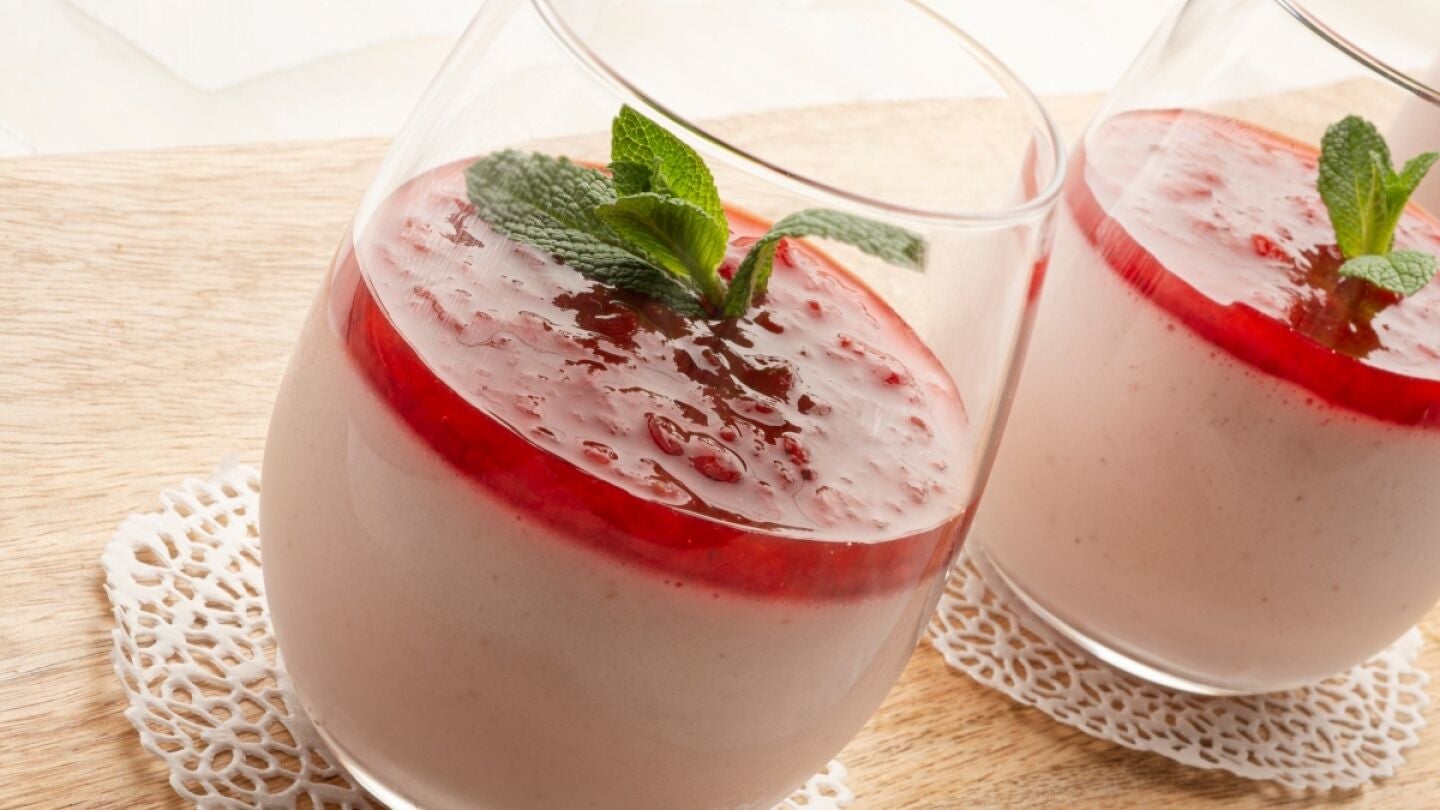 Receta de panacota de fresas, un postre rápido y escandalosamente rico de Arguiñano
