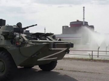 Tanque frente a la central nuclear de Zaporiyia