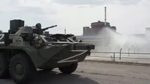 Tanque frente a la central nuclear de Zaporiyia