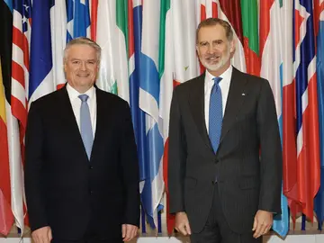 El Rey Felipe VI y el secretario general de la OCDE, Mathias Cormann, durante su visita a la sede de la organización en París El Rey Felipe VI y el secretario general de la OCDE, Mathias Cormann, durante su visita a la sede de la organización en París