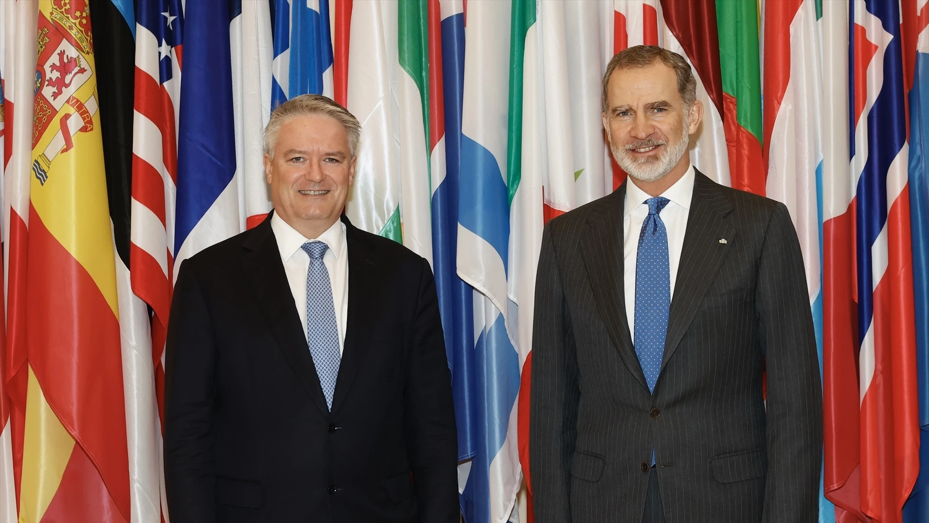 El Rey Felipe VI y el secretario general de la OCDE, Mathias Cormann, durante su visita a la sede de la organización en París