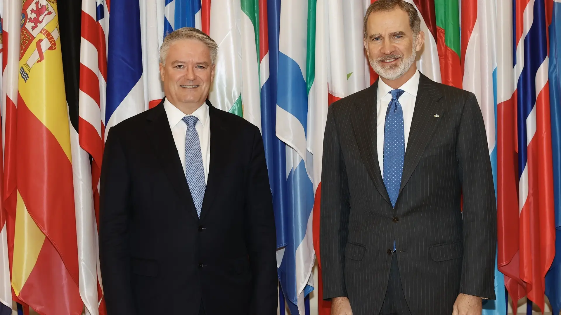 El Rey Felipe VI y el secretario general de la OCDE, Mathias Cormann, durante su visita a la sede de la organización en París El Rey Felipe VI y el secretario general de la OCDE, Mathias Cormann, durante su visita a la sede de la organización en París