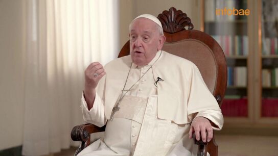 El Papa Francisco afirma que el celibato es una "prescripci&oacute;n temporal" y afirma que puede revisarse