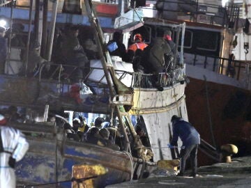Imagen de la llegada de migrantes tras ser rescatados de las barcazas
