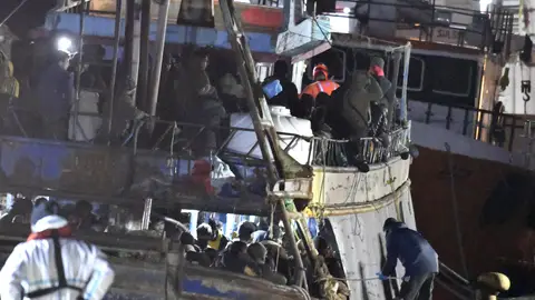 Imagen de la llegada de migrantes tras ser rescatados de las barcazas Imagen de la llegada de migrantes tras ser rescatados de las barcazas