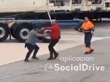 Dos hombres se pelean con barras metálicas en el puerto de Vigo