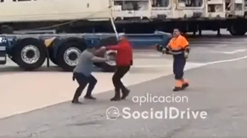 Dos hombres se pelean con barras metálicas en el puerto de Vigo Dos hombres se pelean con barras metálicas en el puerto de Vigo