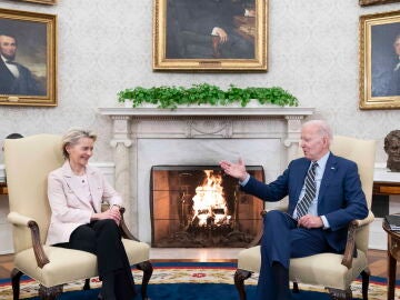 La presidenta de la Comisión Europea, Ursula von der Leyen, y el presidente de Estados Unidos, Joe Biden