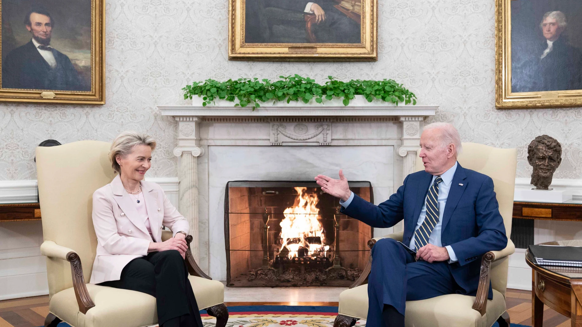 La presidenta de la Comisión Europea, Ursula von der Leyen, y el presidente de Estados Unidos, Joe Biden
