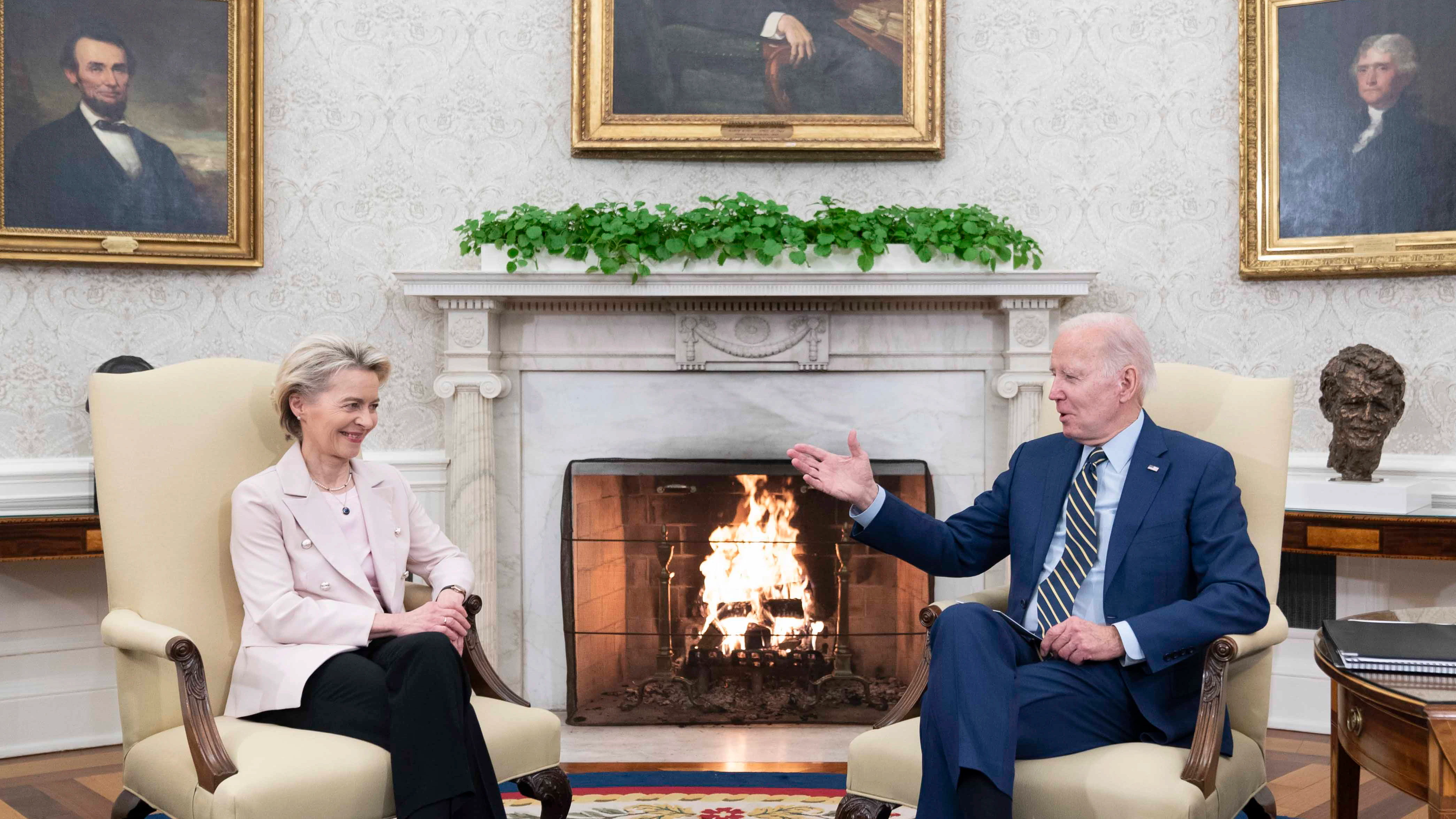 La presidenta de la Comisi&oacute;n Europea, Ursula von der Leyen, y el presidente de Estados Unidos, Joe Biden