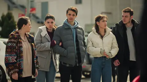 ¡La policía detiene a Çinar y sus amigos!: ¡Encuentran un cadáver calcinado en su coche! ¡La policía detiene a Çinar y sus amigos!: ¡Encuentran un cadáver calcinado en su coche!