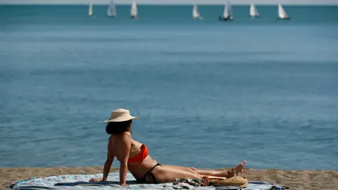Una mujer toma el sol en la playa de La Malagueta de Málaga este sábado. 