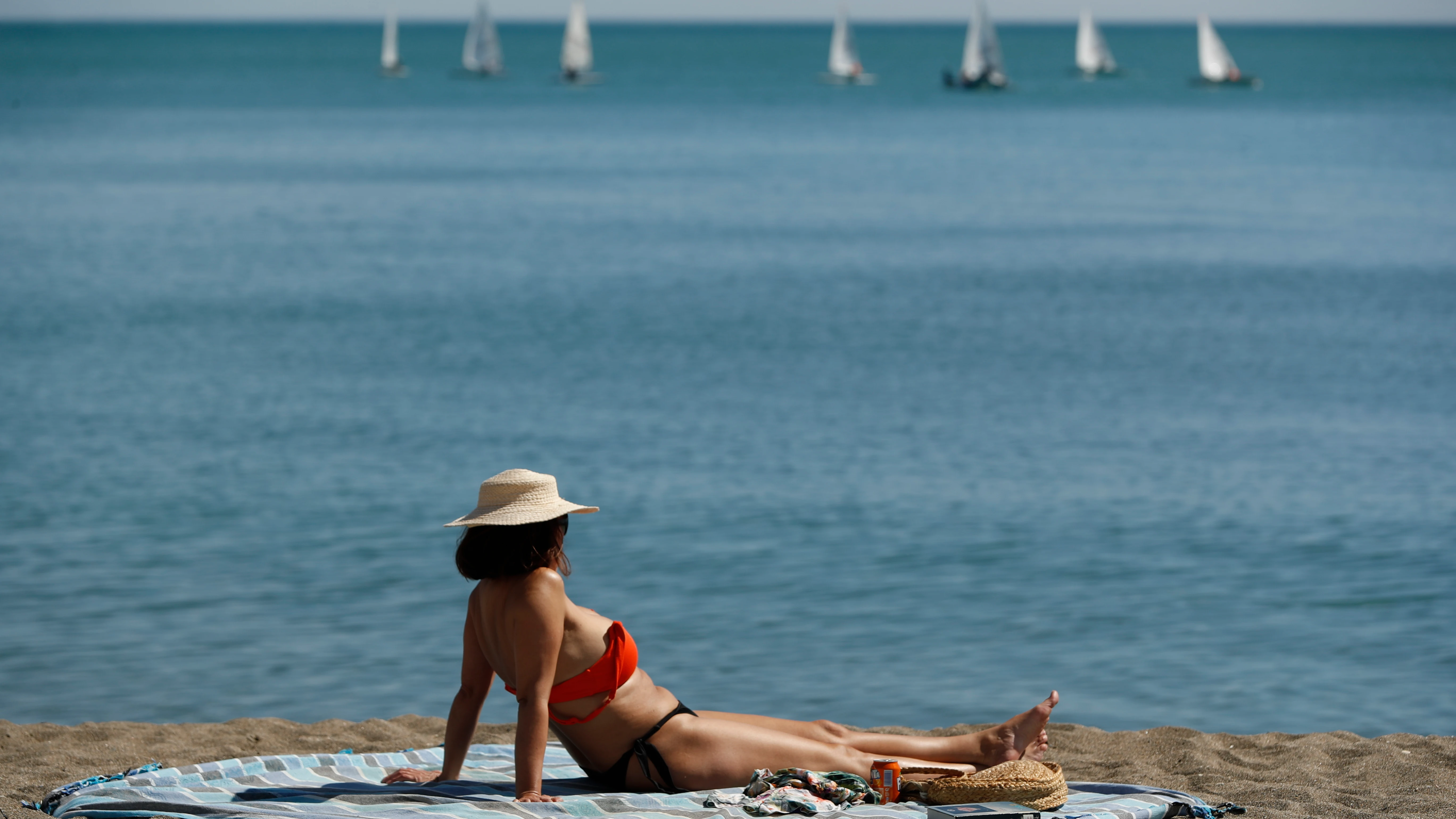 Una mujer toma el sol en la playa de La Malagueta de Málaga este sábado. Una mujer toma el sol en la playa de La Malagueta de Málaga este sábado.