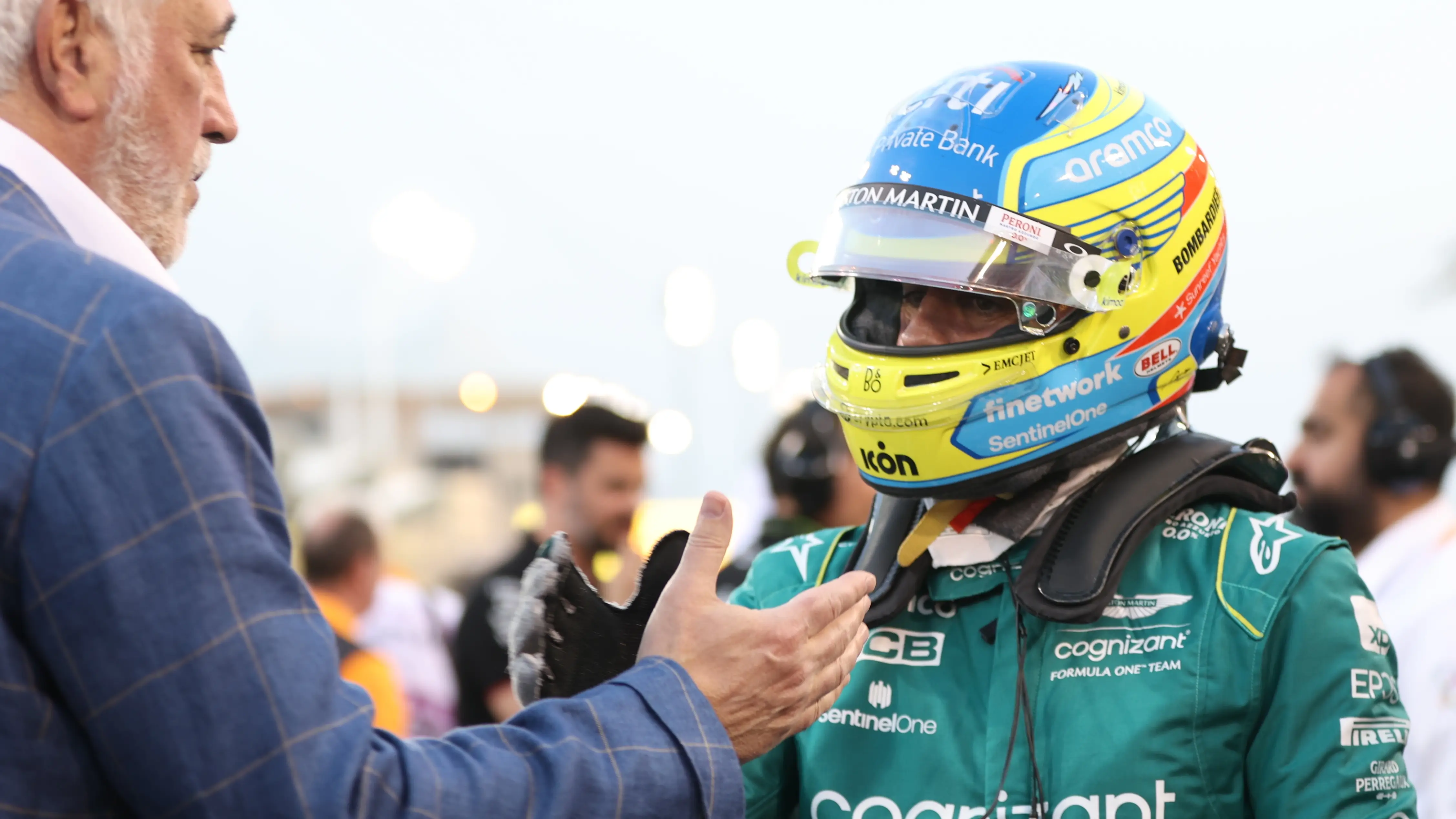 Lawrence Stroll saluda a Fernando Alonso en el GP de Bahréin Lawrence Stroll saluda a Fernando Alonso en el GP de Bahréin
