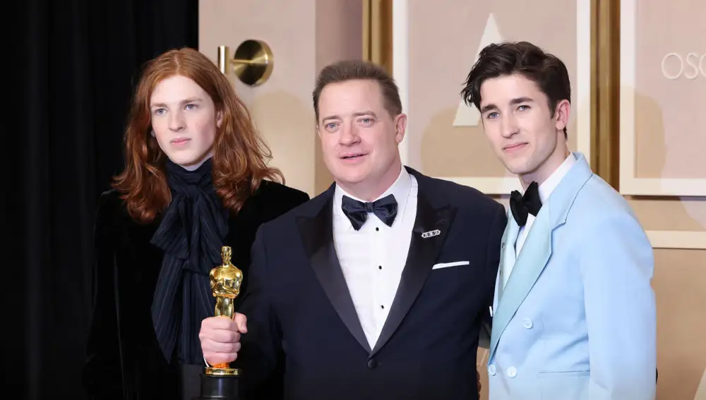 Brendan Fraser junto a sus hijos tras ganar el Oscar