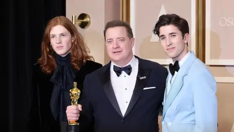 Brendan Fraser junto a sus hijos tras ganar el Oscar Brendan Fraser junto a sus hijos tras ganar el Oscar
