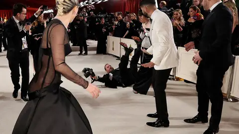 Lady Gaga ayuda a un fotógrafo en la alfombra roja de los Oscar Lady Gaga ayuda a un fotógrafo en la alfombra roja de los Oscar