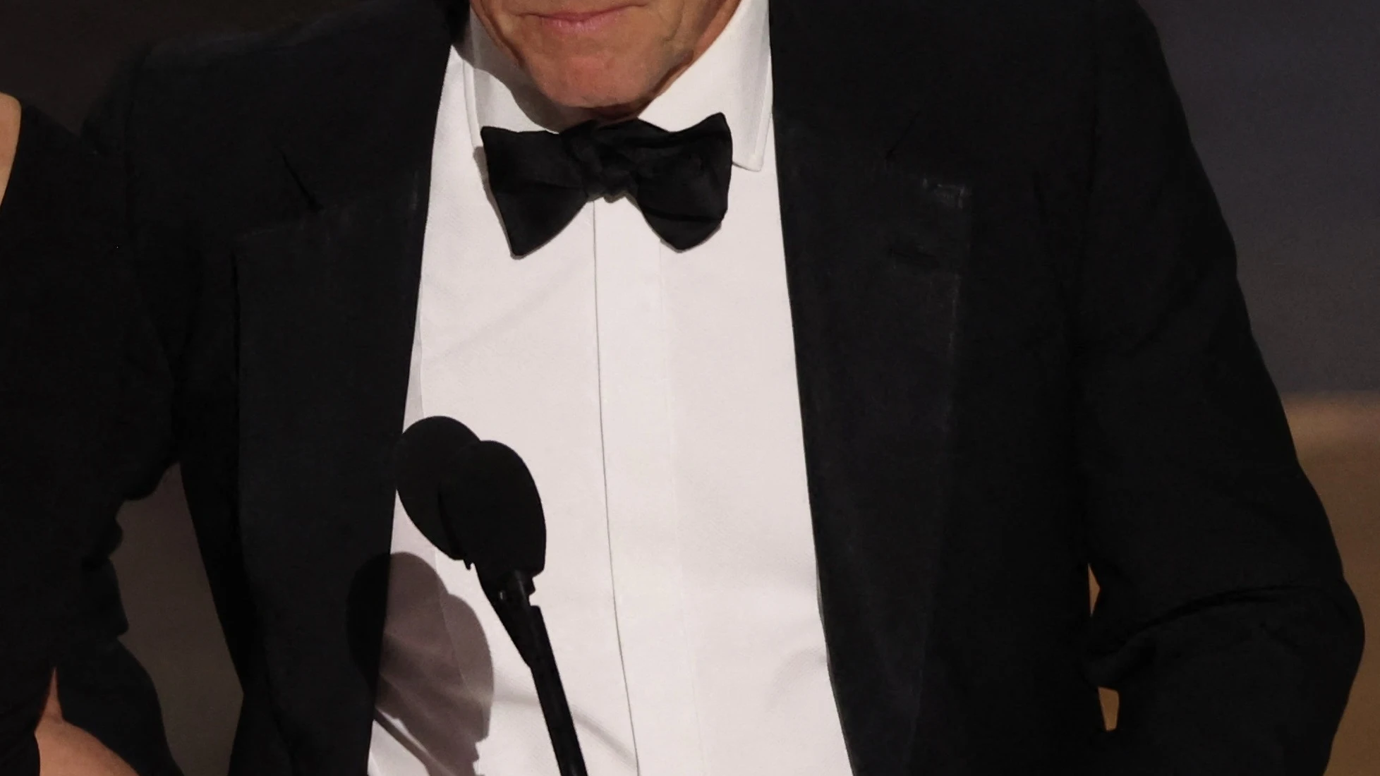 Hugh Grant en los Oscar 2023