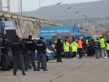 Policía italiana atiende a inmigrantes rescatados en el Mediterráneo