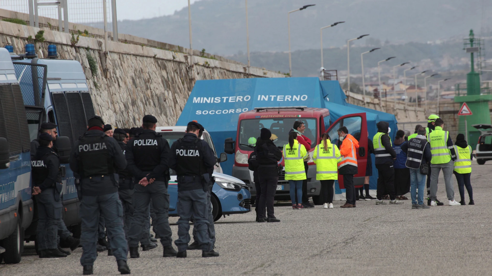 Policía italiana atiende a inmigrantes rescatados en el Mediterráneo