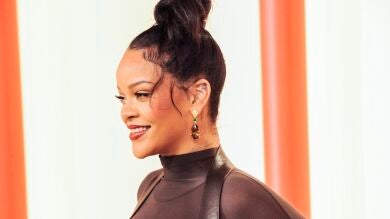 Los tiernos gestos de Rihanna con su tripita de embarazada sobre la alfombra de los Premios Oscar 2023