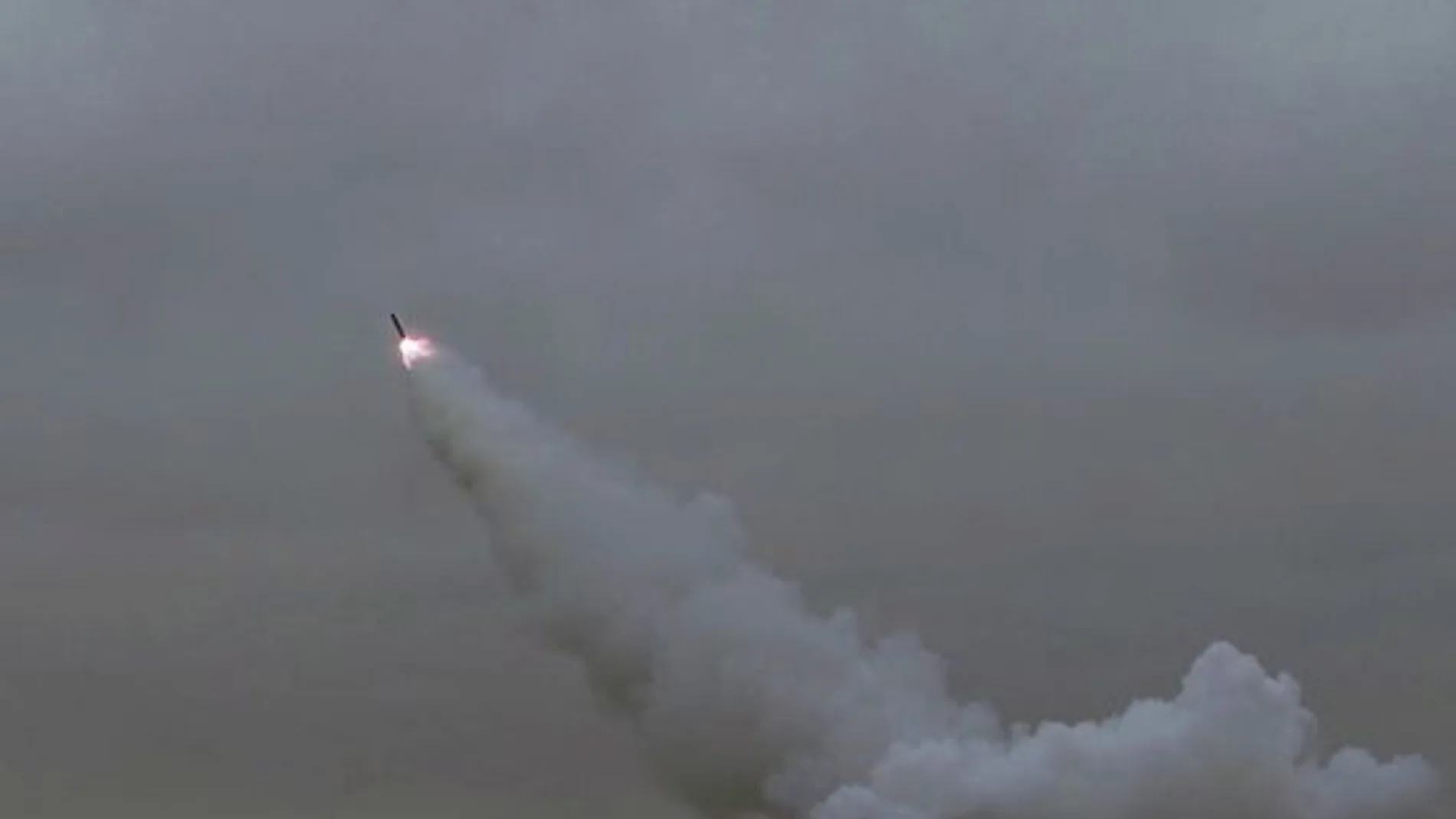 Corea del Norte lanza misiles desde un submarino Corea del Norte lanza misiles desde un submarino