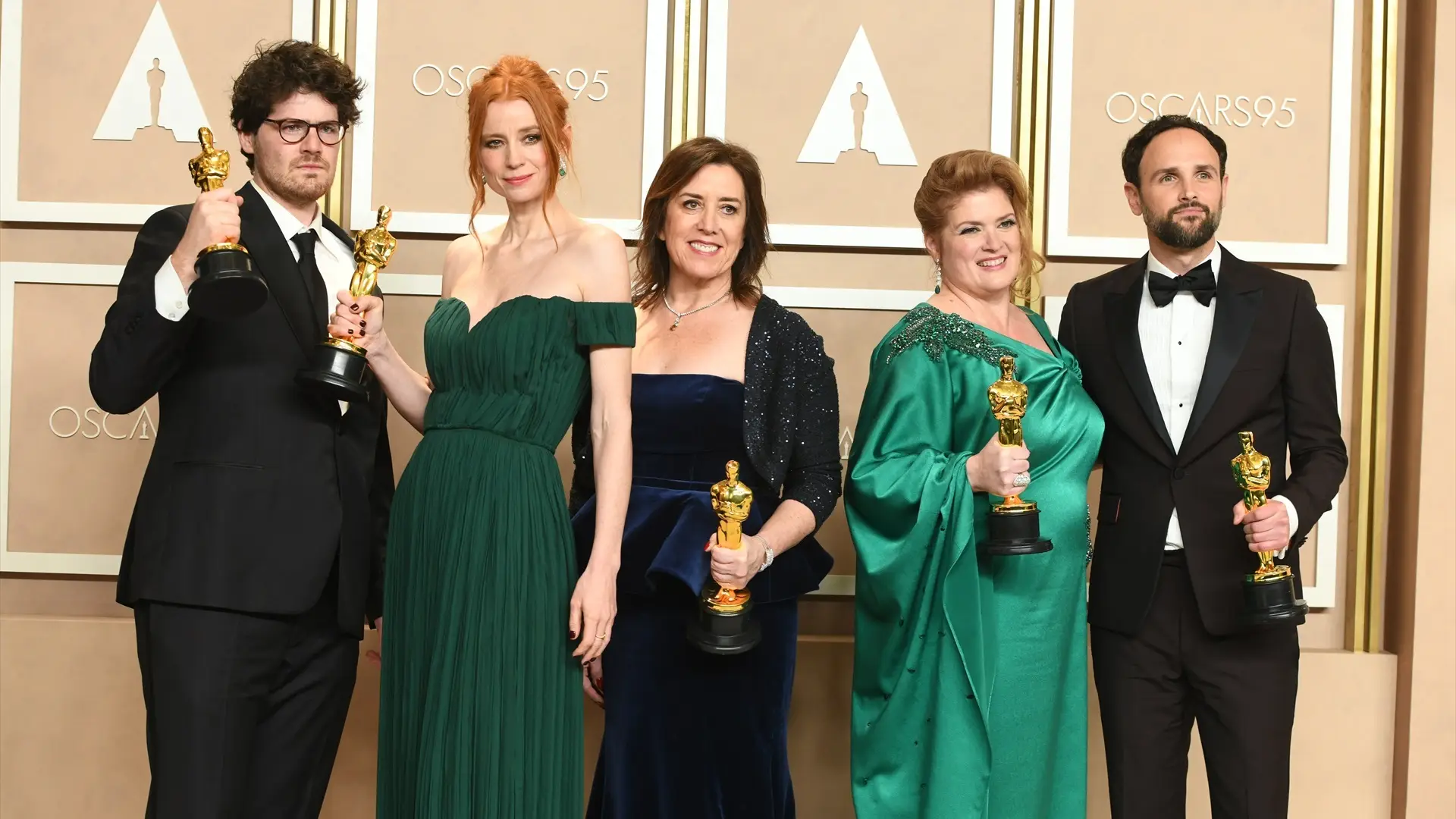 Daniel Roher, Odessa Rae, Diane Becker, Melanie Miller and Shane Boris posan con el Oscar por el documental sobre Navalny Daniel Roher, Odessa Rae, Diane Becker, Melanie Miller and Shane Boris posan con el Oscar por el documental sobre Navalny