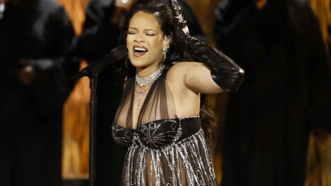 Rihanna durante su actuación Rihanna durante su actuación