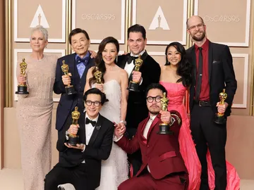 Jamie Lee Curtis, James Hong, Michelle Yeoh, Jonathan Wang, Stephanie Hsu, Daniel Scheinert, Ke Huy Quan y Dan Kwan en los Oscar 2023 tras el éxito de 'Todo a la vez en todas partes' Jamie Lee Curtis, James Hong, Michelle Yeoh, Jonathan Wang, Stephanie Hsu, Daniel Scheinert, Ke Huy Quan y Dan Kwan en los Oscar 2023 tras el éxito de 'Todo a la vez en todas partes'