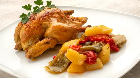 Receta de picantón asado con patatas rústicas, de Arguiñano: "El espectáculo del sabor, aroma y sencillez" Receta de picantón asado con patatas rústicas, de Arguiñano: "El espectáculo del sabor, aroma y sencillez"