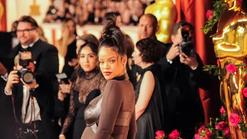 Rihanna, sobre la alfombra de los Premios Oscar Rihanna, sobre la alfombra de los Premios Oscar